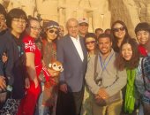 وزير السياحة يلتقط صور تذكارية مع سياح صينيين بمعبد أبوسمبل 