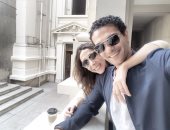 آسر ياسين ينشر أول صورة برفقة زوجته داخل الجامعة الأمريكية