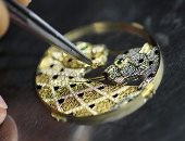 بالصور.. كواليس مراحل التصنيع النهائية لصناعة ساعة اليد الأشهر بالعالم