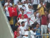 بالفيديو.. تيشرت الاهلى يظهر بمدرجات برج العرب لمؤازرة الزمالك فى النهائى الافريقي