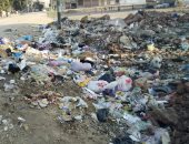 بالصور.. أكوام القمامة تغزو قرية خرسيت بمركز طنطا وتحيط بالمساكن والمدارس 
