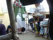 معلمة تربية نفسية تضع قدميها على رقبة طالب "إعدادى" ومطالب بالتحقيق