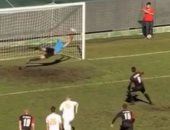 بالفيديو.. حكم يسقط فى فخ الشباك الممزقة بالدورى الكرواتى