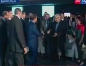 السيسي يصافح مكرم محمد أحمد بعد انتهاء الجلسة النقاشية بمؤتمر الشباب