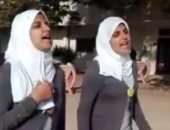 بالفيديو.. طالبتان تبهران رواد مواقع التواصل بشعرهما فى طابور الصباح