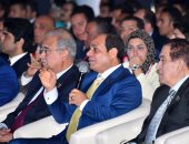 السيسي فى جلسة حول دور الأحزاب: التحول الديمقراطى بمصر يشهد نموا
