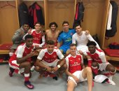 محمد الننى يحتفل بثنائية ريدينج مع نجوم أرسنال