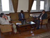 نائب رئيس جامعة الإسكندرية يستقبل سفير رواندا بالقاهرة 