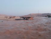 بالصور.. ننشر صورة غرق أتوبيسين وتريلا جرفتهم مياه السيول بطريق قنا سوهاج