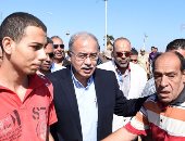 بالصور.. رئيس الوزراء يستمع لمتضررى رأس غارب ويوجه بتنفيذ مطالبهم