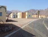 محافظ جنوب سيناء يوزع عقود منازل ومحلات قرية طابا الجديدة على الأهالى