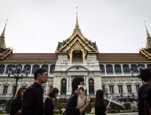 آلاف التايلانديين يحتشدون بمحيط القصر الملكى للانحناء أمام نعش الملك