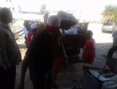 بالصور.. أهالى الغردقة يقدمون المساعدات لمدينة غارب بعد اجتياح السيول