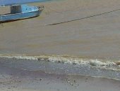بالصور... قارئ يرصد تحول مياه البحر للون الأصفر برأس غارب بسبب السيول