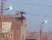 بالصور .. إنارة أعمدة الكهرباء نهاراً فى شوارع قرية قلمشاه الفيوم