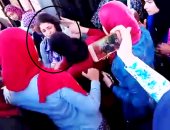 بالفيديو.. طالبة تتهم حارسة أمن جامعة طنطا بتمزيق ملابسها أمام الطلاب