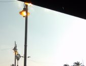 قارئ يرصد إضاءة أعمدة الكهرباء نهارا أعلى كوبرى قصر النيل فى القاهرة