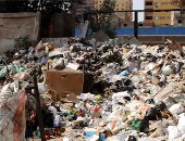 بالصور.. القمامة تغزو سور السكة الحديد بمحطة أم المصريين فى الجيزة