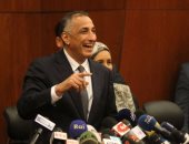 طارق عامر: لا توجد أى قيود على سحب وإيداع الدولار من البنوك المصرية  