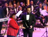 تكريم عاصى الحلانى خلال حفلة بمهرجان الموسيقى العربية ويغازل مصر بقصيدة