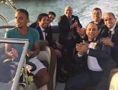 قارئ يشارك بصور مع حسن الرداد يستقل مركبا بصحبة أصدقائه قبل زفافه