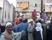 توزيع السلع المدعومة بسيارات الوحدة المحلية فى الزرقا بدمياط