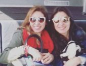 دينا تنشر صورتها مع روجينا فى الطريق إلى زفاف حسن الرداد وإيمى