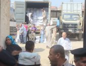 بالصور.. توزيع 9 آلاف كرتونة مواد غذائية بنصف التكلفة على قرى بنى سويف