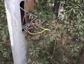 بالصور.. أسلاك أعمدة الكهرباء مكشوفة بالتجمع