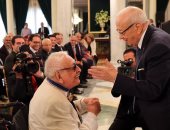 بالصور.. الرئيس التونسى يكرم عددا من الفنانين بمهرجان قرطاج السينمائى