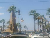 قارئ يشكو من وجود أعمدة إنارة مضاءة نهارا بمحطة الرمل بالإسكندرية