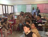 بالصور...سعد سمير يسترجع ذكريات المدرسة وسط أطفال أحد مدارس "بنها"
