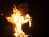 حرق دمية لترامب فى احتفالات بونفاير السنوية ببريطانيا 