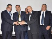 رئيس جامعة المنصورة يحصل على وسام المسلة الذهبية من إتحاد الآثريين العرب 