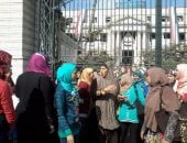 بالصور.. اعتصام طالبات تمريض أمام بوابة جامعة بنها بسبب إلغاء التكليف