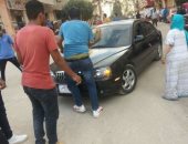 بالفيديو والصور.. سيدة تدهس مواطنين بسيارتها بعد مشاجرة فى الإسماعيلية