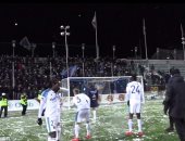 لاعبو فريق سويدى يلقون كرات الثلج على الجماهير احتفالاً بنهاية الموسم
