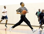 كعادته.. أوباما يمارس كرة السلة خلال انتخابات الرئاسة الأمريكية