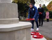 بالصور.. رونى ونجوم إنجلترا يزورون مقابر شهداء الحرب العالمية قبل يوم الهدنة