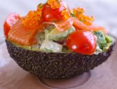 اكسرى  الروتين وقدمى لأسرتك اليوم سلطة " الافوكادو و السلمون "