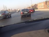 سيارة بدون لوحات معدنية تتجول أعلى الطريق الدائرى