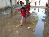 أكوام القمامة والصرف الصحى يحاصران مدرسة نجيب محفوظ بشبرا الخيمة