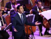 بالصور.. مدحت صالح يمازح الجمهور بالأقصر: "يارب منكوش بنزعج أجدادنا الفراعنة"