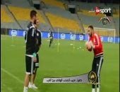 بالفيديو.. ناجى يستعرض مهاراته.. والمحمدى حارس مرمى فى مران المنتخب