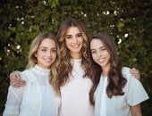 الملكة رانيا تنشر صورة بصحبة بناتها "سلمى وإيمان"