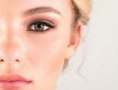 بالصور.. 5 خطوات لتركيب الرموش الصناعية بنفسك دون خبير تجميل 