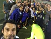 بالفيديو.. الصقر يتألق أمام نجوم مسرح مصر ويهدى "كوبرى" لعبد الرحمن