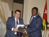 نائب رئيس ميناء الإسكندرية يهدى درعاً لرئيس جمهورية توجو