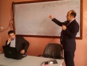 بالفيديو والصور.. رئيس أكاديمية "اليوم السابع" يحاضر لطلبة سياسة واقتصاد بنى سويف