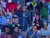 بالفيديو.. محمود عبد المغنى يتقمص دور الـ"كابو" فى مدرجات برج العرب